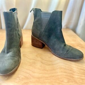 TOMS Esme Booties Tarmac Olive Suede Chelsea Ankle Boots Block Heel Size 9